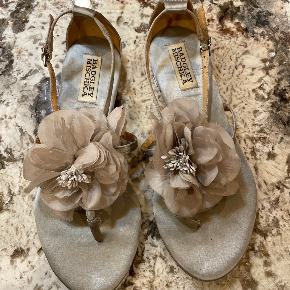 Badgley Mischka Silver Flower Flat Sandals Size 6